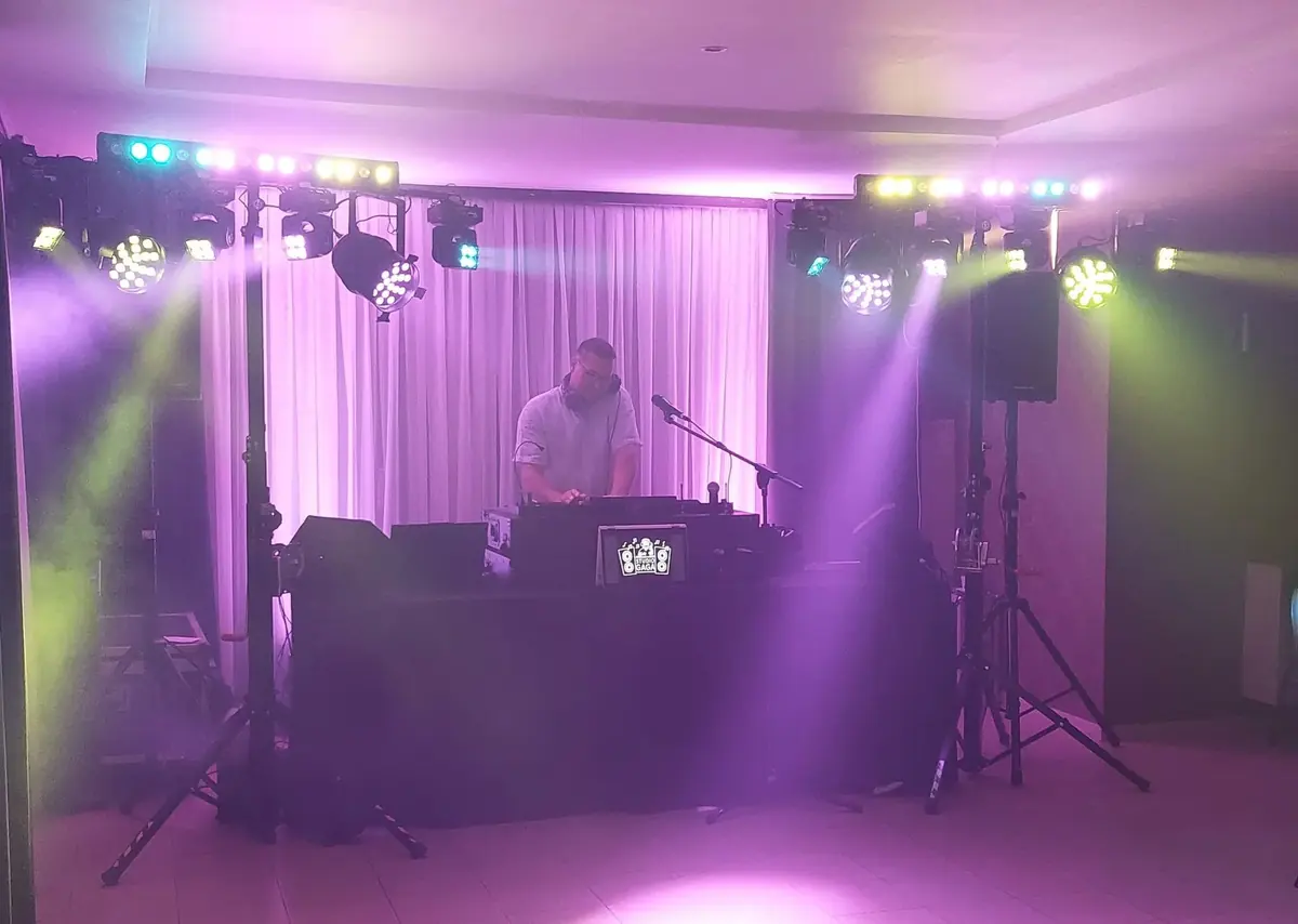 Kleine opstelling, DJ aan het werk