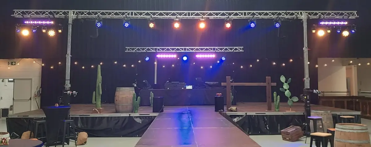 Groot podium met licht truss