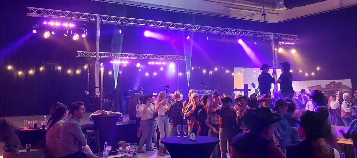 Groot feest met dansende gasten