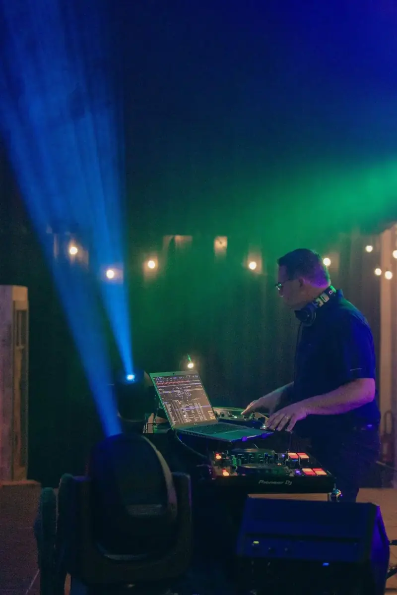 DJ tijdens een groot evenement