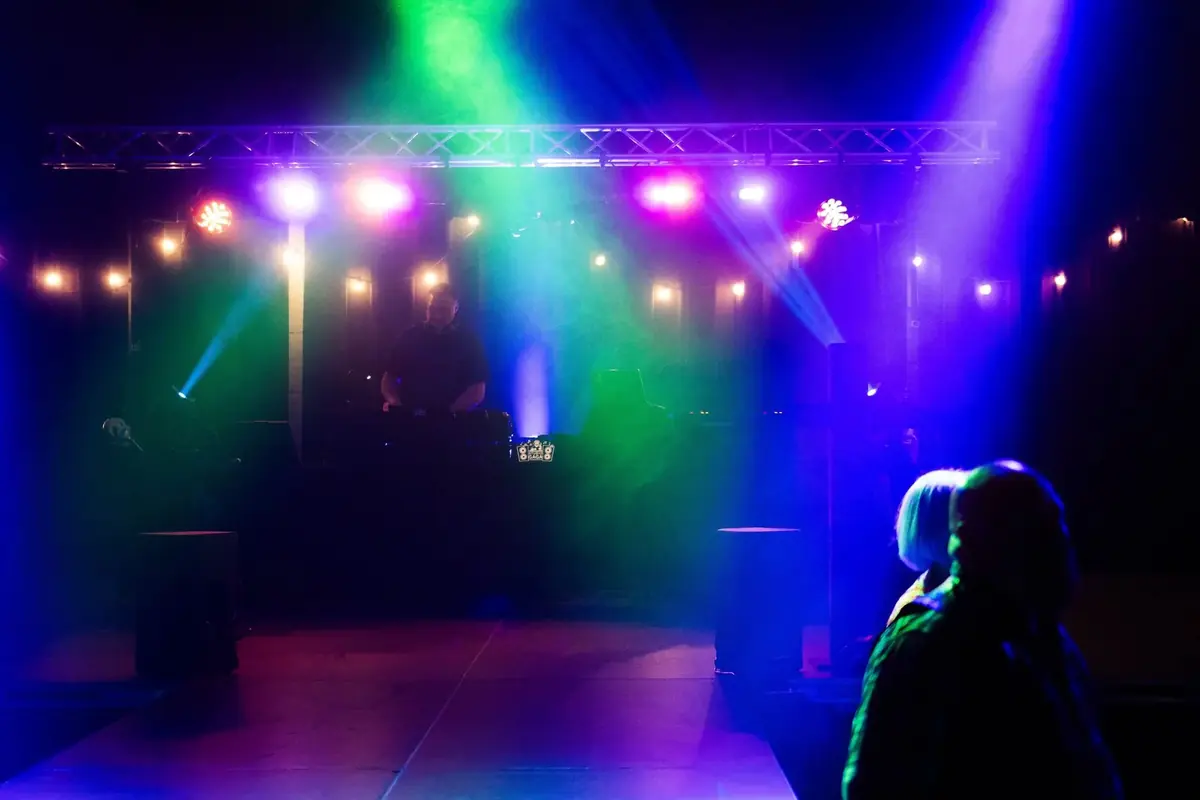 Groot evenement met kleurrijke lichtshow
