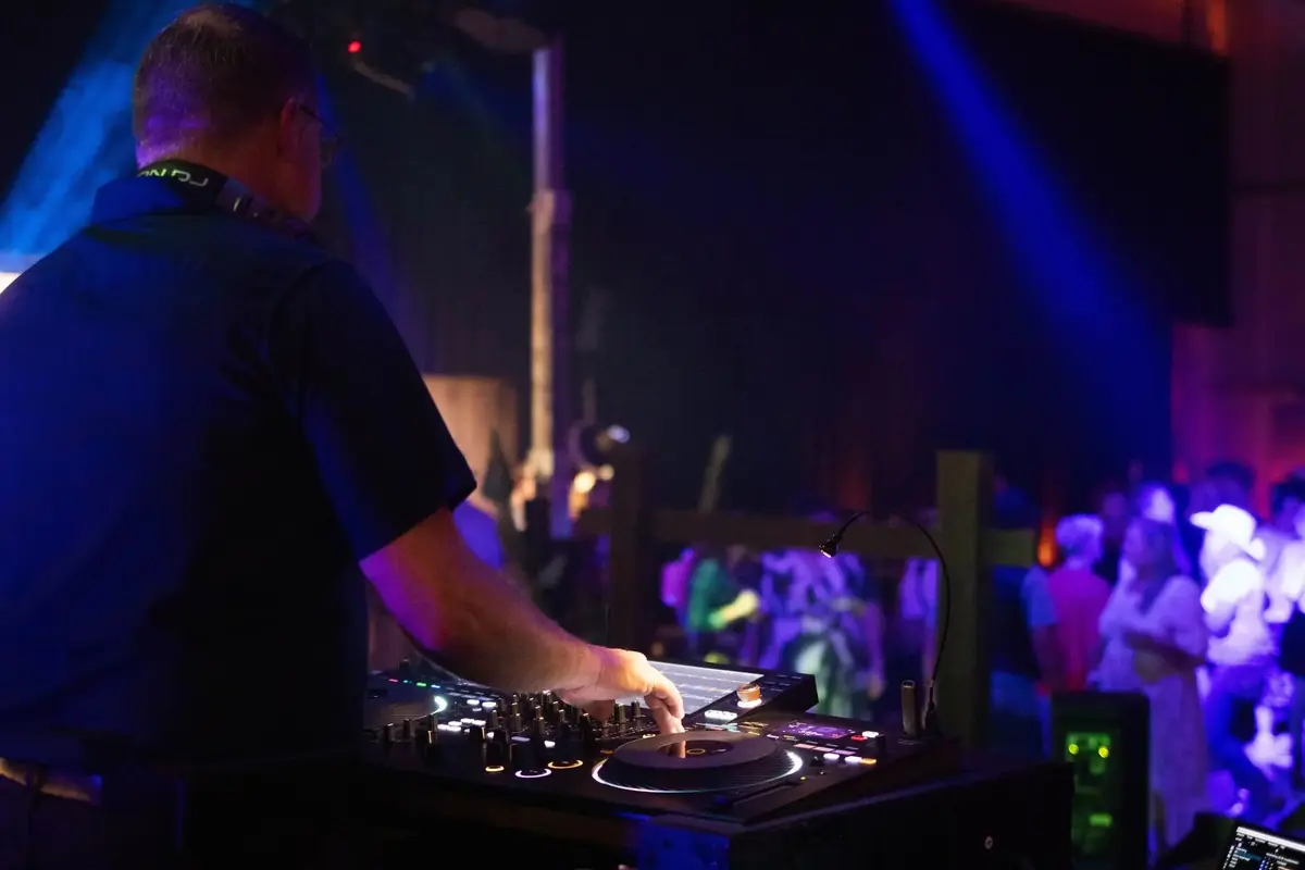 DJ aan het werk tijdens groot evenement