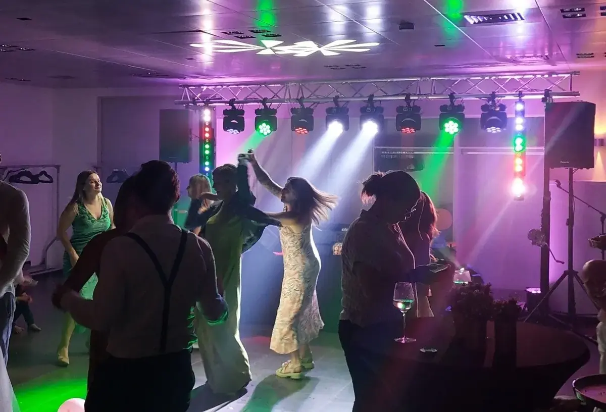 Lichtshow met lichtbrug tijdens een feest